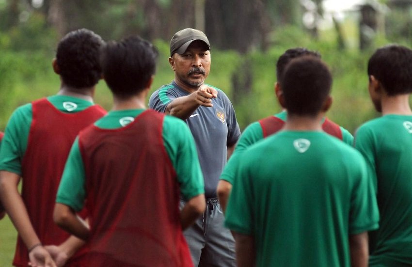 Pelatih Timnas U-16, Fakhri Husaini memberi instruksi pada anak asuhnya. (net)