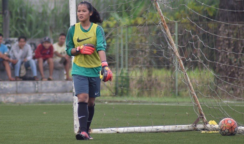 Prihatini, adalah penjaga gawang asal klub SSB Benteng Muda FC, Tangerang, dan sejak Jumat (6/4), sudah bergabung bersama Timna Putri senior. (Ham/NYSN)