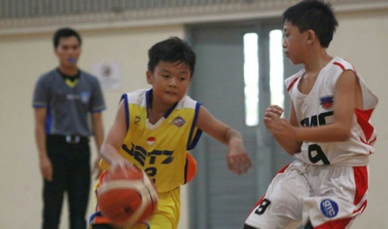 Aksi salah satu pemain Jetz Basketball (Kuning) saat berhadapan dengan Generasi Muda Cirebon (GMC) di ajang 'Metro Starlight Invitational 2018', 25-30 Juni. (Adt/NYSN)