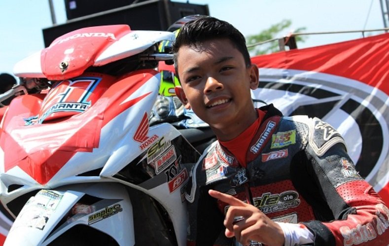 Pebalap muda Indonesia, Mohammad Adenanta Putra (14 tahun), tampil gemilang dalam uji coba di Sirkuit Internasional Sepang, Malaysia. Uji coba yang berlangsung setelah tes pramusim MotoGP itu merupakan persiapan jelang Asia Talent Cup 2019. (otomotifzone.com)