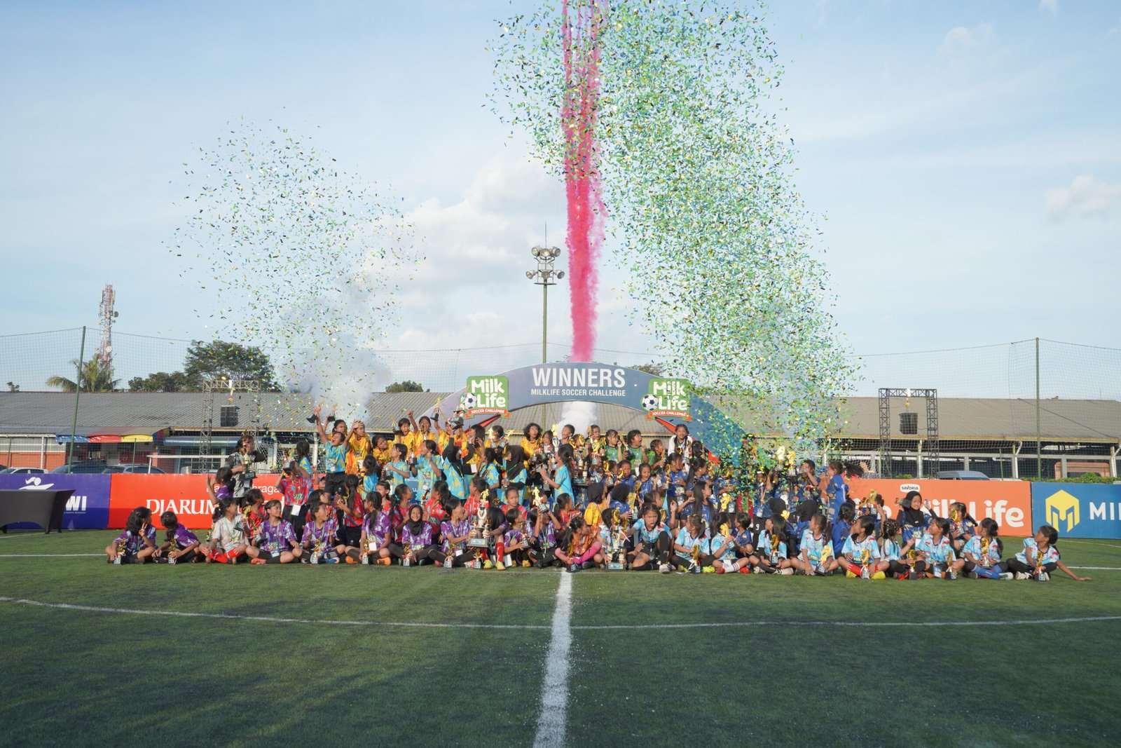 SDN 085 Ciumbuleuit dan SDN 043 Cimuncang Raih Titel Jawara MilkLife Soccer Challenge – Bandung Series 1 2024